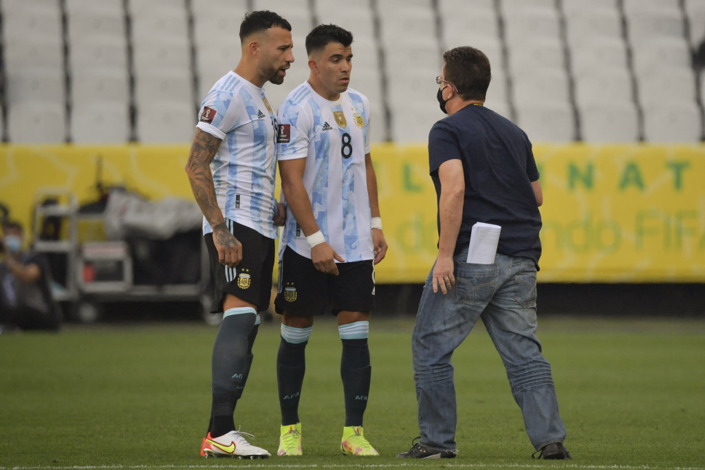 Partie Brasilien gegen Argentinien abgebrochen: Mitarbeiter der Gesundheitsbehörde holten nur sechs Minuten drei argentinische Spieler vom Platz (Bild: Nelson Almeida/AFP)