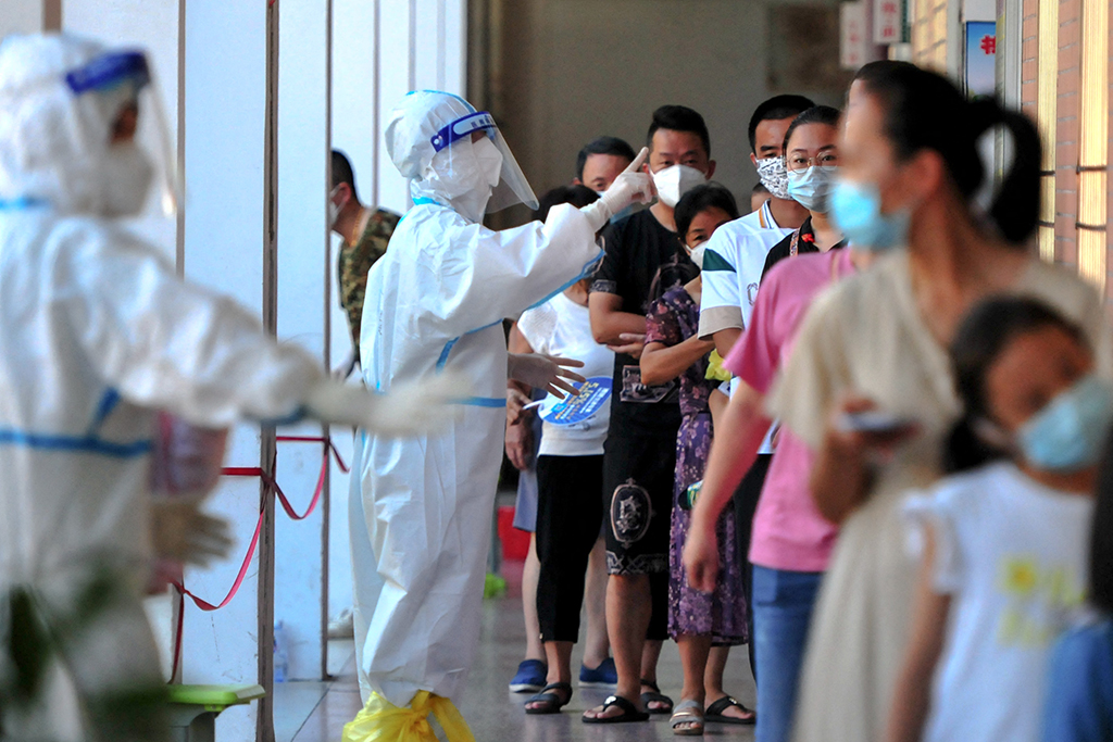 Warteschlange vor einem Testzentrum in Putian in der Provinz Fujian (Bild: CNS/AFP)