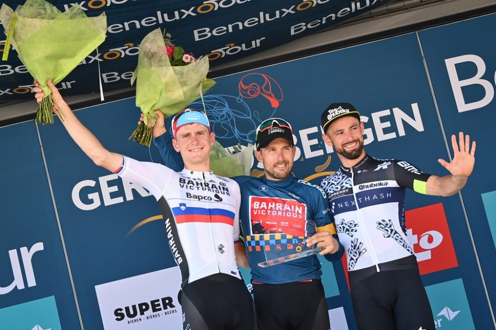 Tagessieger Matej Mohoric (l.) Und Gesamtsieger Sonny Colbrelli (M.) zusammen mit Victor Campenaerts auf dem Podium der siebten und letzten Etappe bei der Benelux-Rundfahrt in Geraardsbergen (Bild: David Stockman/Belga)