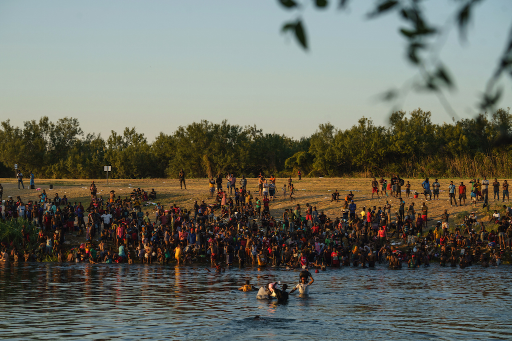 Haitianische Flüchtlinge überqueren den Fluss Rio Grande in Del Rio, Texas (Bild: Paul Ratje/AFP)