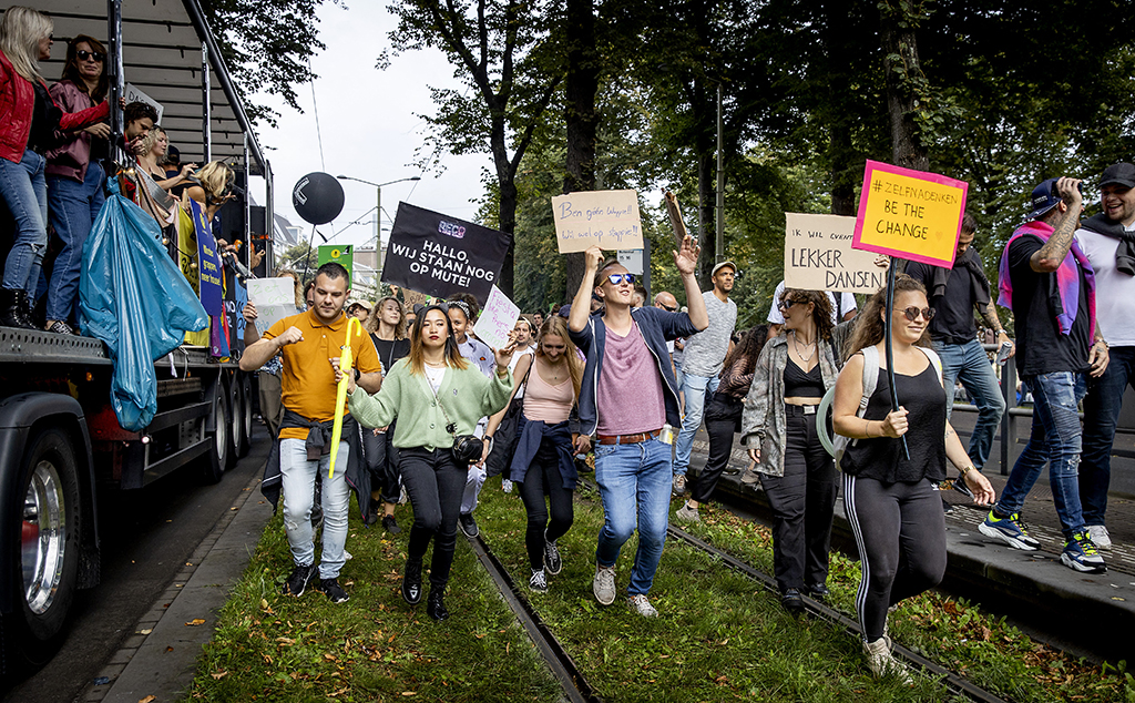 "Unmute Us!": Demonstration der Veranstaltungsbranche in Den Haag (Bild: Koen Van Weel/AFP)