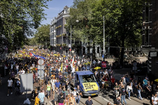 Demonstration gegen Corona-Maßnahmen in Amsterdam (Bild: Ramon van Flymen/ANP/AFP)