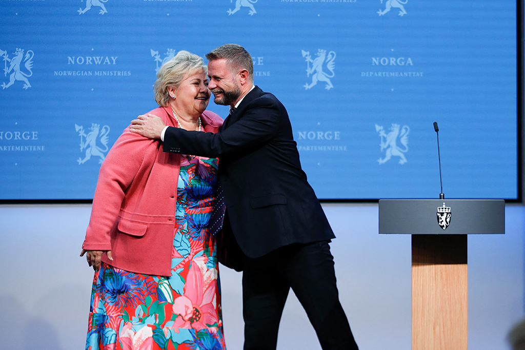 Umarmung zwischen der scheidenden norwegischen Ministerpräsidentin Erna Solberg und Gesundheitsminister Bent Hoie (Bild: Javad Parsa/NTB/AFP)