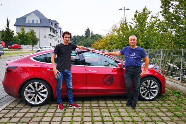 Die E-Auto-Begeisterten Romain Hédouin und Guillaume Castevert (Bild: Raffaela Schaus/BRF)