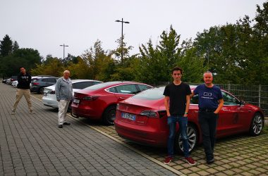 Alle sind sie begeisterte Tesla-Fahrer (Bild: Raffaela Schaus/BRF)