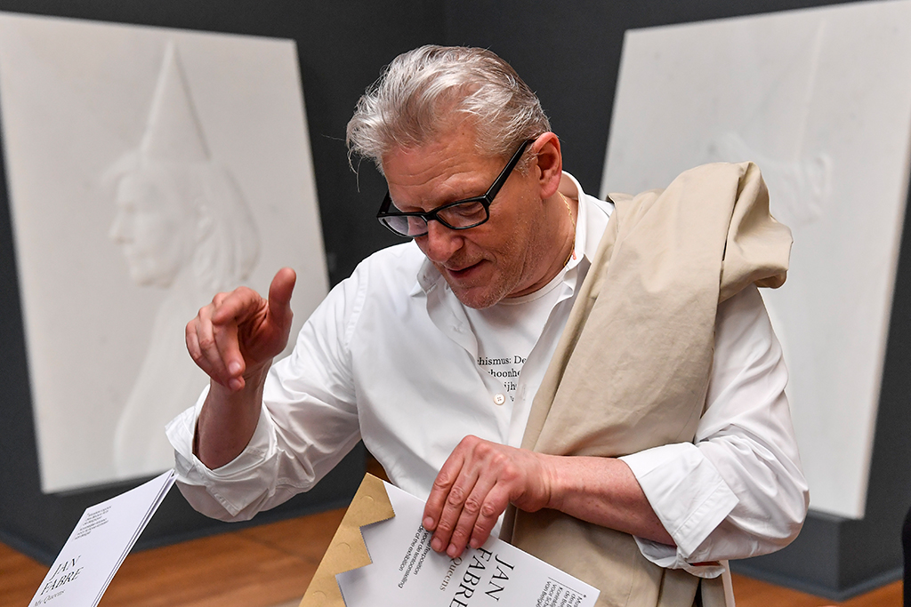 Jan Fabre bei einer Ausstellung in Brüssel 2018 (Archivbild: Dirk Waem/Belga)