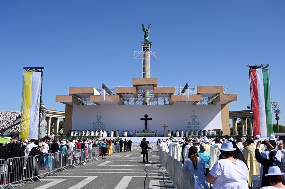 Papst feiert Messe mit Tausenden Gläubigen in Budapest (Bild: Tiziana Fabi/AFP)