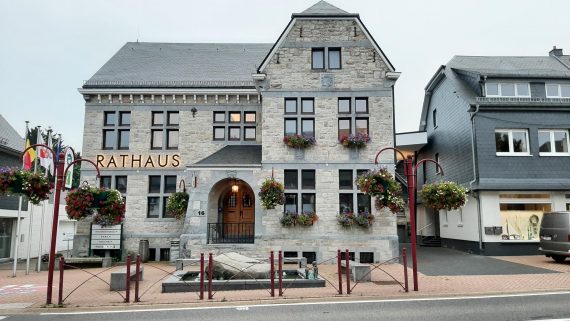 Gemeindehaus Büllingen (Bild: Manuel Zimmermann/BRF)
