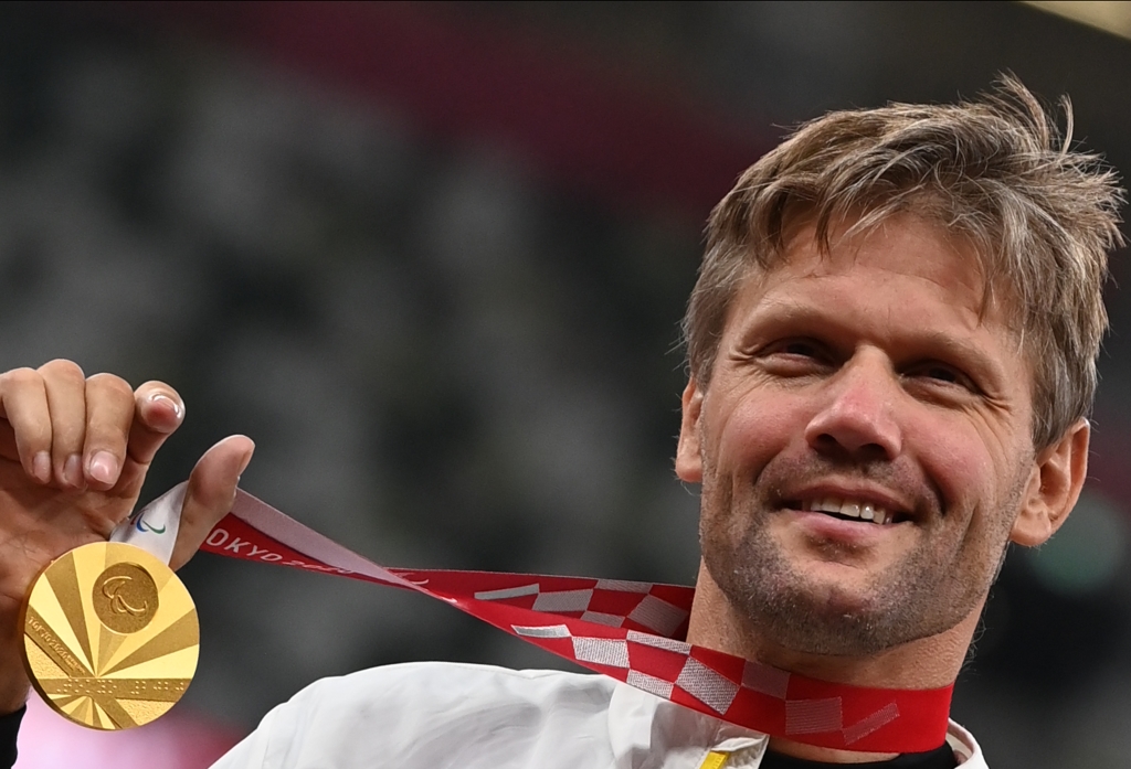 Peter Genyn mit der Goldmedaille von Tokio (Bild: Rob Walbers/Belga)