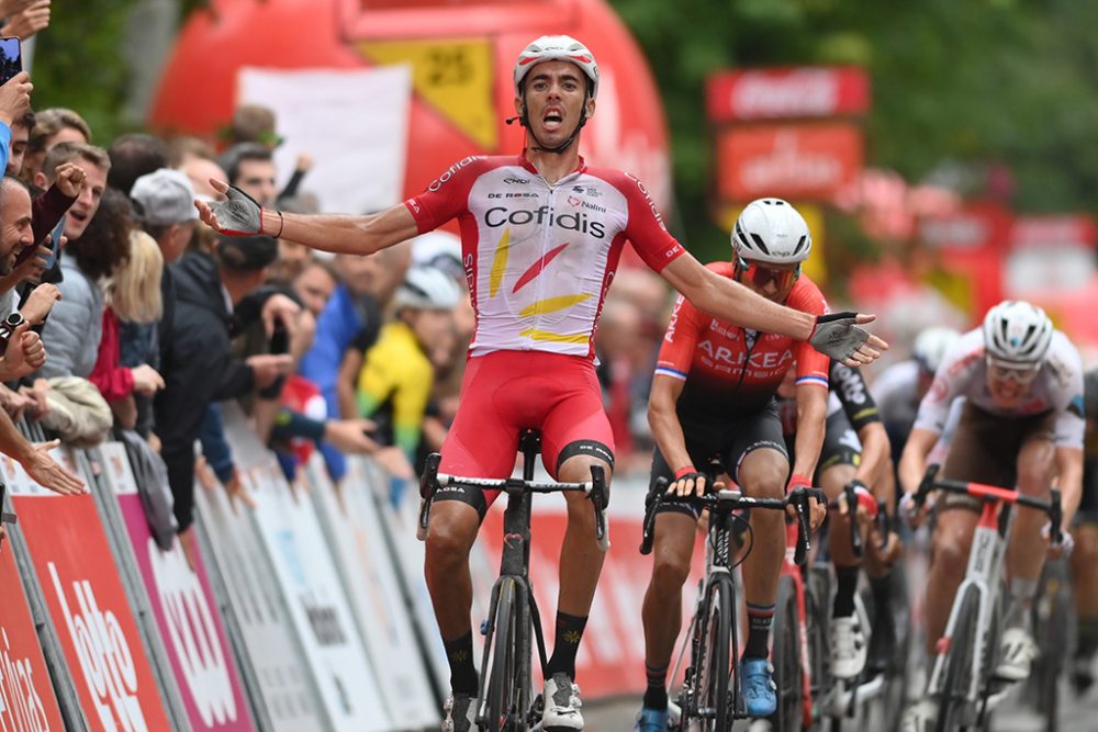 Der Franzose Christophe Laporte von Cofidis beim Überqueren der Ziellinie in Namur (Bild: David Stockman/Belga)