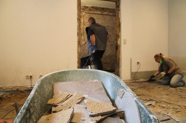 Zwei Monate nach dem Hochwasser steckt Günther Dahlen in seinem Haus in der Eupener Unterstadt noch mitten in den Arbeiten (Bild: Robin Emonts/BRF)
