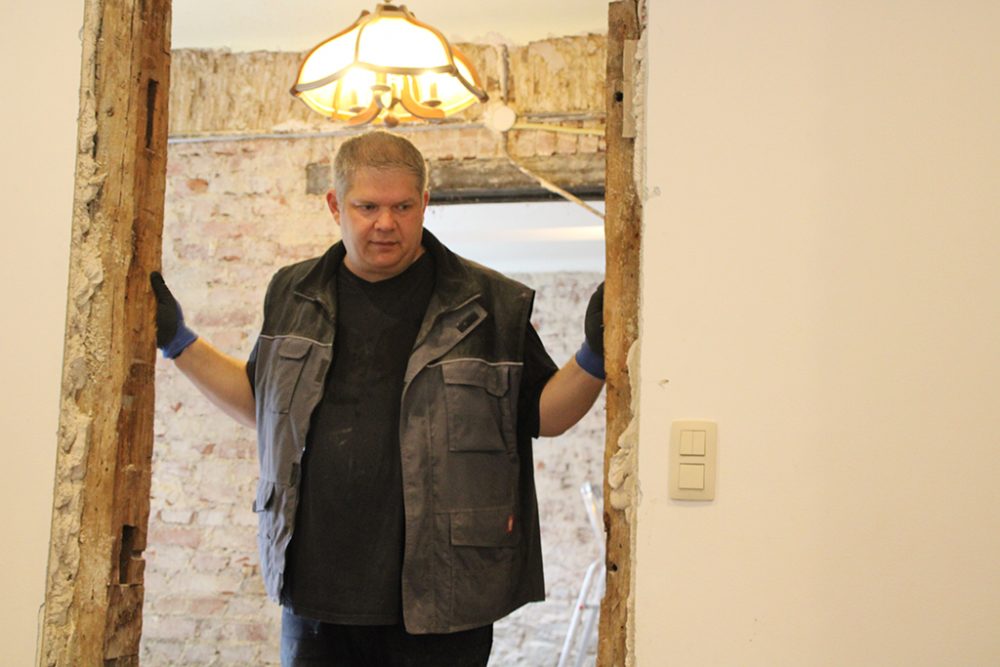 Zwei Monate nach dem Hochwasser steckt Günther Dahlen in seinem Haus in der Eupener Unterstadt noch mitten in den Arbeiten (Bild: Robin Emonts/BRF)