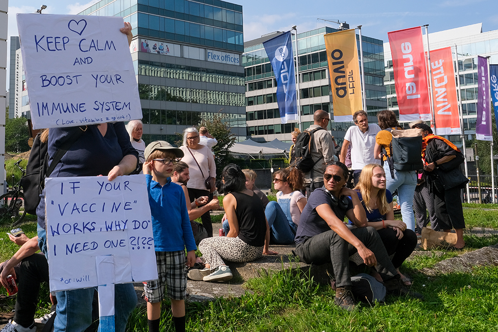 Bei einer Demonstration in Brüssel gegen die Corona-Berichterstattung von RTBF und VRT am 18.9. waren auch impfkritische Transparente zu sehen (Bild: Nicolas Maeterlinck/Belga)