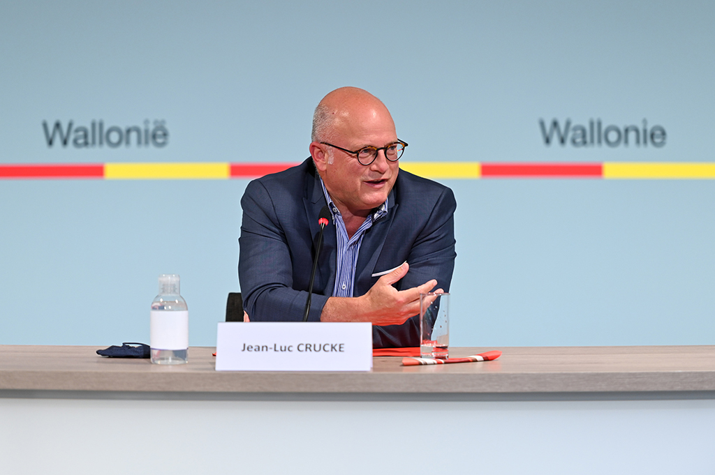 Der wallonische Minister Jean-Luc Crucke am 1.7.2021 während einer Pressekonferenz in Namur (Bild: Maxime Asselberghs/Belga)