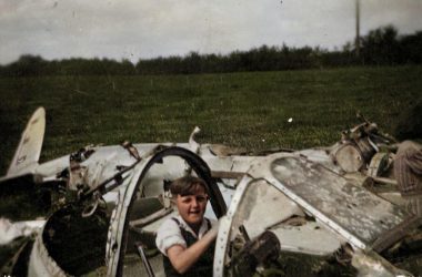 Im Sommer 1945 wurde Josef Schommers im Cockpit der abgestürzten P-38 auf dem Gelände der Familie Thiel von seiner Schwester aufgenommen (Bild: Familie Mertens-Schommers)