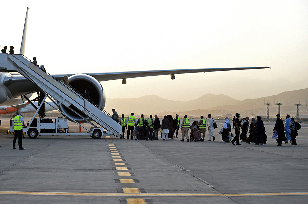 Passagiere auf dem Flughafen von Kabul am Donnerstag (Bild: Wakil Kohsar/AFP)