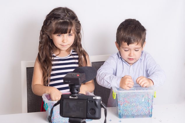 Kinder vor der Kamera (Illustrationsbild: © PantherMedia Stock Agency / textandphoto)