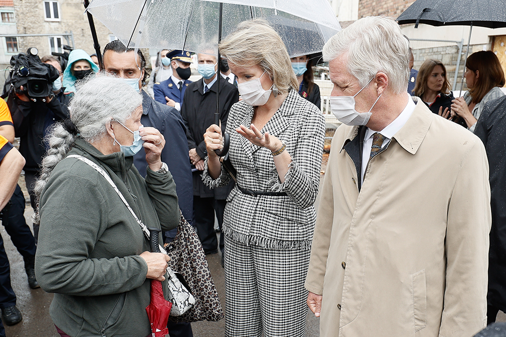 Königin Mathilde und König Philippe am Mittwoch bei ihrem Besuch in Ensival (Bild: Bruno Fahy/Belga)