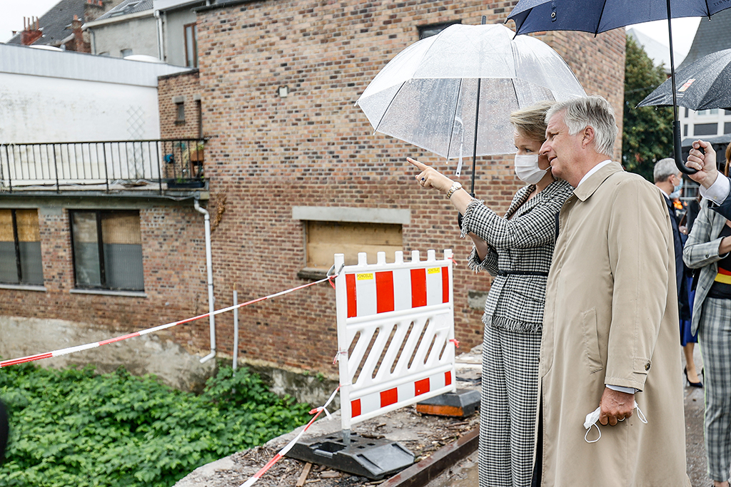 Königin Mathilde und König Philippe bei ihrem Besuch in den vom Hochwasser betroffenen Gebieten (Bild: Bruno Fahy/Belga)