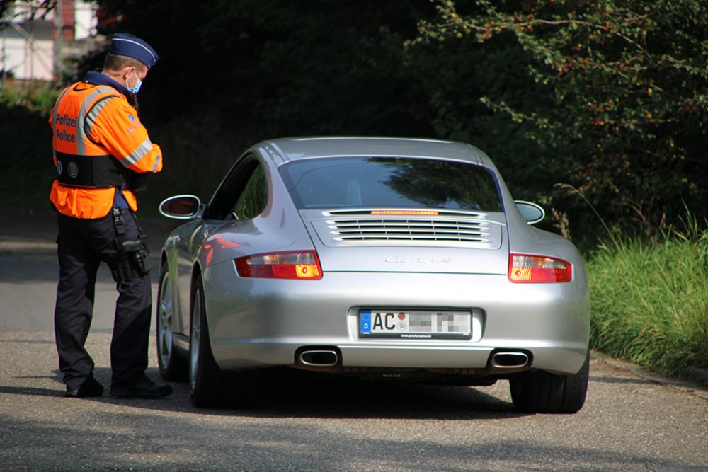 Polizei in Kelmis kontrolliert Fahrzeuge mit ausländischen Kennzeichen (Bild: Michaela Brück/BRF)