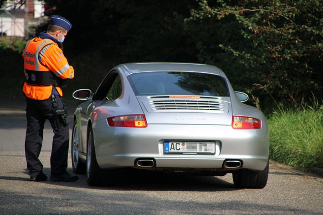 Polizei in Kelmis kontrolliert Fahrzeuge mit ausländischen Kennzeichen (Bild: Michaela Brück/BRF)