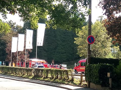 Einsatzkräfte am Eupener Wetzlarbad (Bild: Roger Rox/BRF)