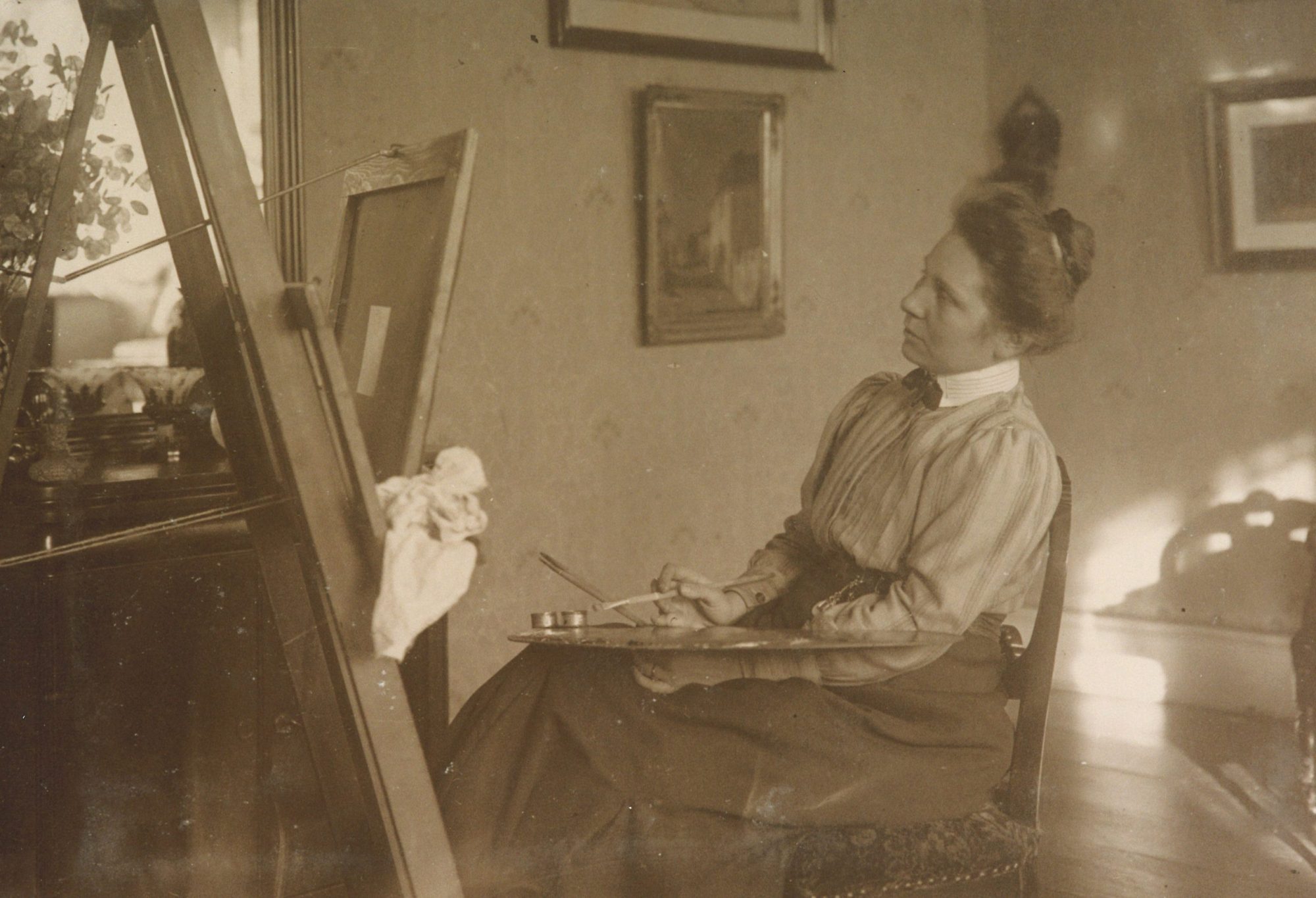 Lilie von Asten bei der Arbeit (Bild: Stadtmuseum Eupen)