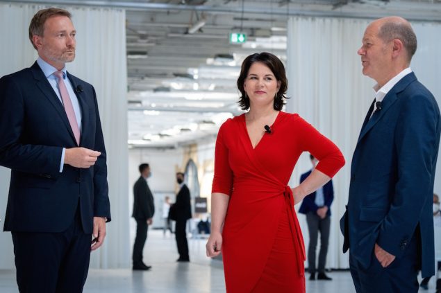 Berlin: Annalena Baerbock (Mitte) und Christian Lindner (links) im Gespräch mit Olaf Scholz (Archivbild: Kay Nietfeld/dpa)