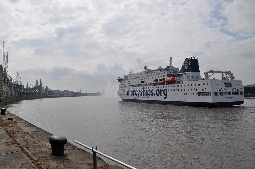 Das größte private Krankenhausschiff der Welt legt in Antwerpen an (Bild: Jonas Van Boxel/Belga)