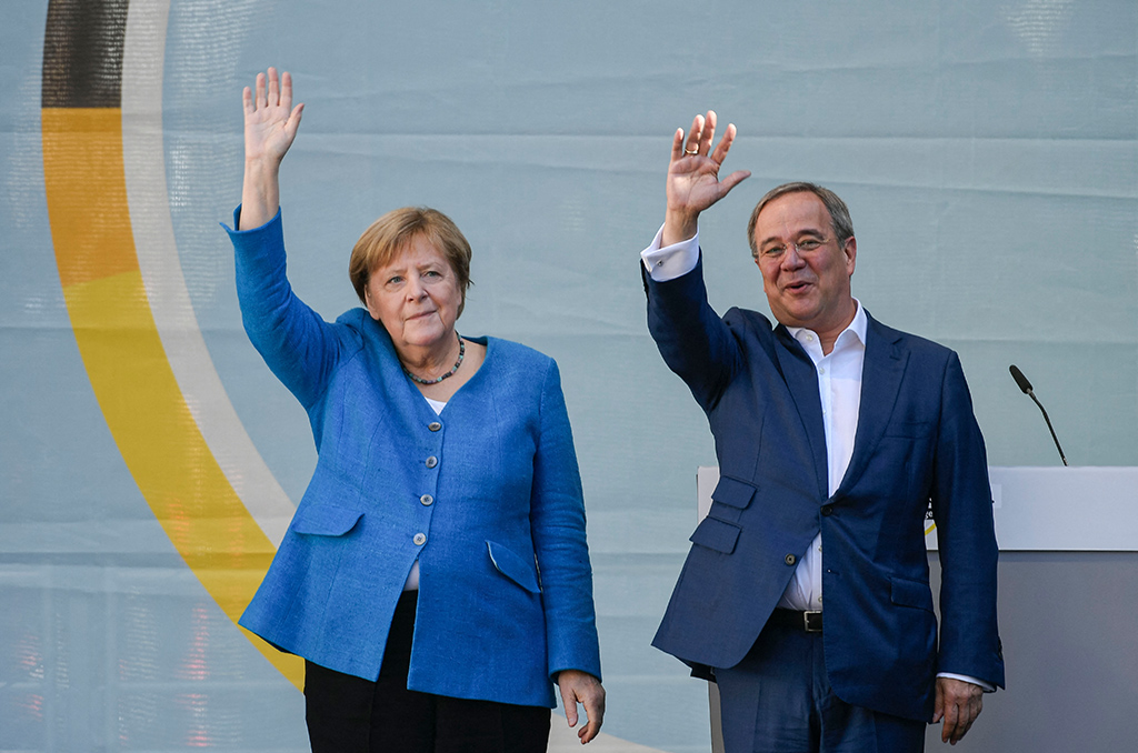 In Aachen haben Merkel und Laschet am Samstag ein letztes Mal um die Gunst der Wähler geworben (Bild: Ina Fassbender/AFP)