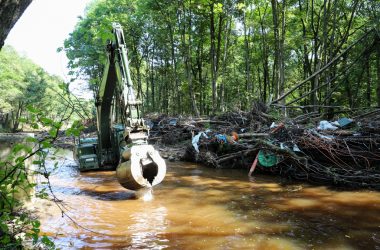 Militär beginnt Aufräumarbeiten an der Weser in Eupen (Bild: Julien Claessen/BRF)