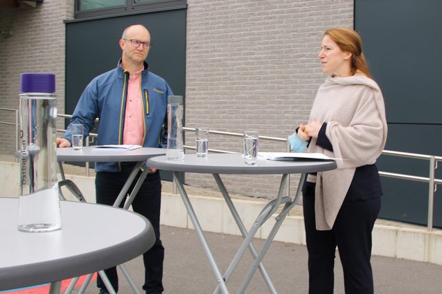 Stephan Noel von der VoG Herzebösch und Ministerin Isabelle Weykmans stellen die Kampagne "Endlich wieder vereint" vor (Bild: Marlène-Andrée Gas/BRF)