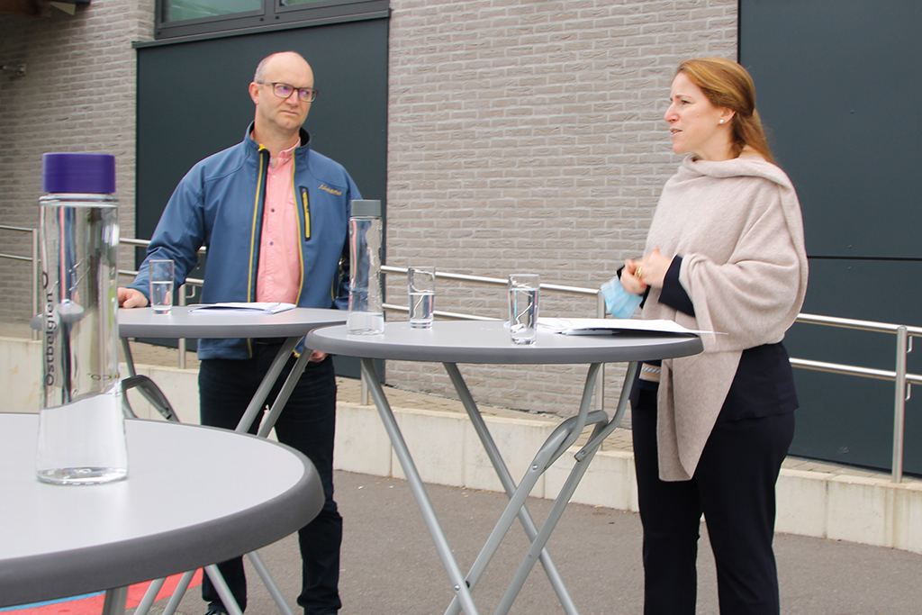 Stephan Noel von der VoG Herzebösch und Ministerin Isabelle Weykmans stellen die Kampagne "Endlich wieder vereint" vor (Bild: Marlène-Andrée Gas/BRF)