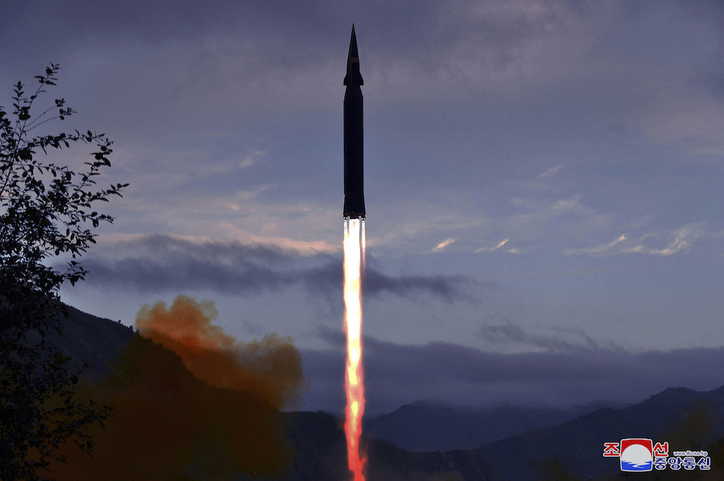 Nordkorea feuerte neu entwickelte Hyperschallrakete ab (Bild: AFP PHOTO/KCNA VIA KNS)