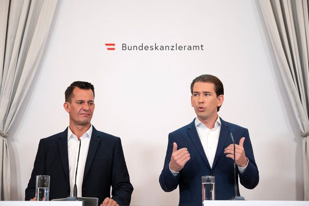 Österreichs Gesundheitsminister Wolfgang Mueckstein und Bundeskanzler Sebastian Kurz (Bild: Joe Klamar/AFP)
