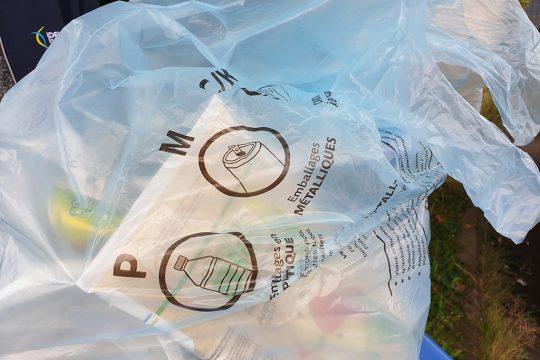 Was darf rein in den blauen Sack? (Bild: Lena Orban/BRF)