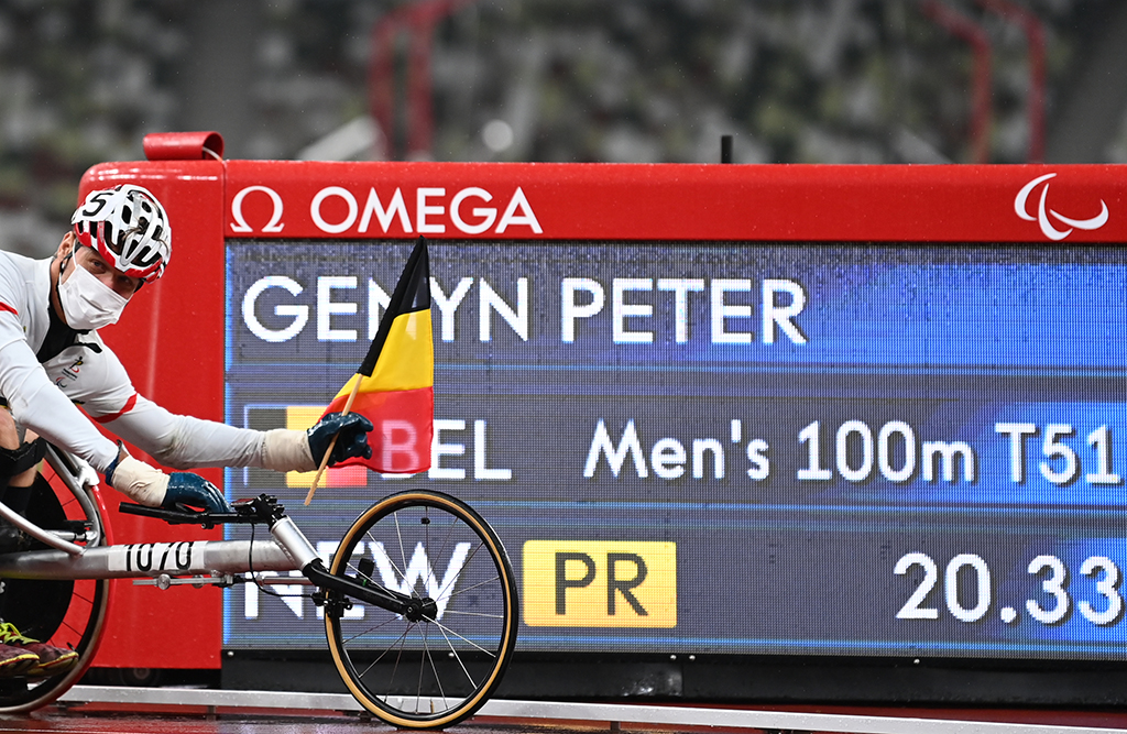 Peter Genyn feiert seinen Sieg im 100-Meter-Rollstuhl-Sprint (Kategorie T51) bei den Paralympics in Tokio (Bild: Jasper Jacobs/Belga)