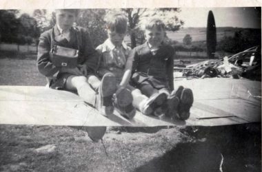 Auf der Tragfläche sitzend die Kinder Peter und Hubert Jost sowie Kurt Faymonville in der Mitte (Bild: Familie Jost)