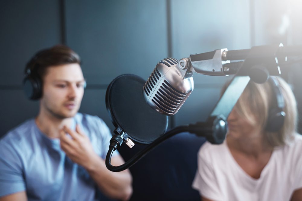 Zwei junge Menschen im Radiostudio (© Bildagentur PantherMedia / Ay_Photo)