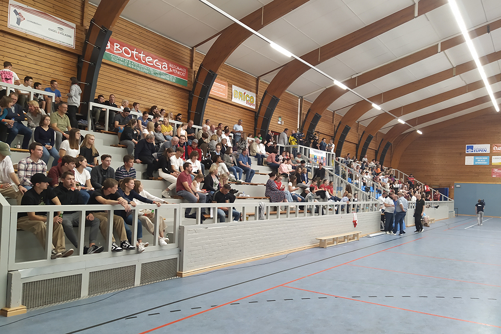 Publikum in der Halle am Stockberger Weg beim Handballderby der Damen aus Eupen und Eynatten (Bild: Christoph Heeren/BRF)