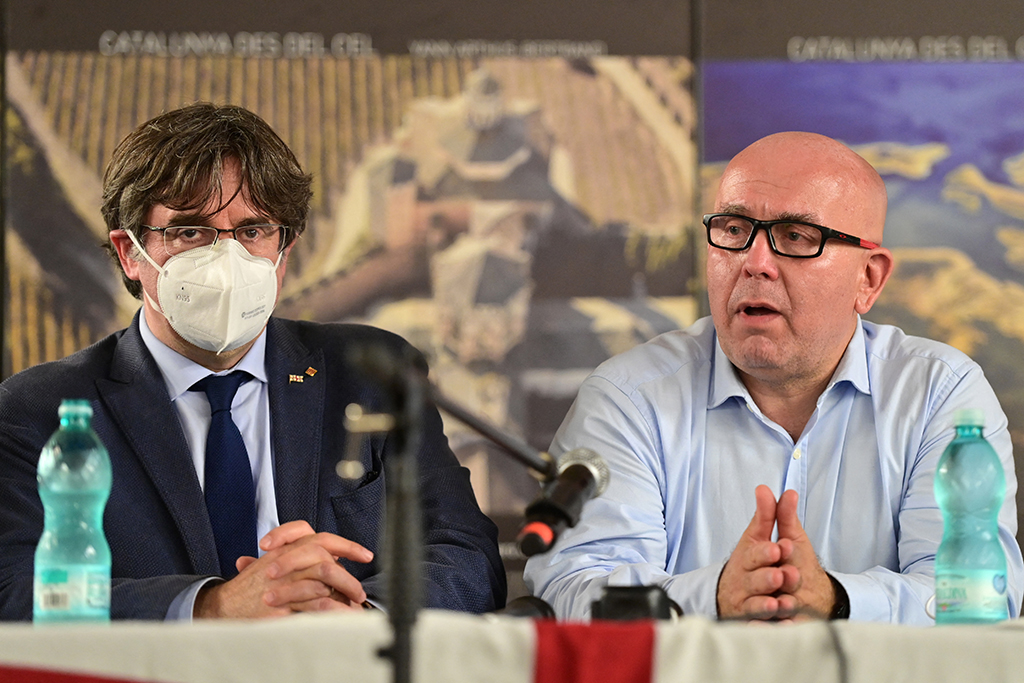 Carles Puigdemont und sein Anwalt Gonzalo Boye (Bild: Miguel Medina/AFP.)