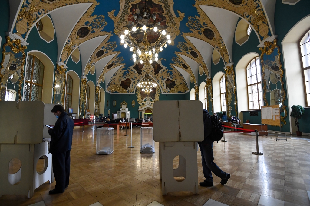 Wahlen am Sonntag in Russland (Bild: Natalia Kolesnikova/AFP)