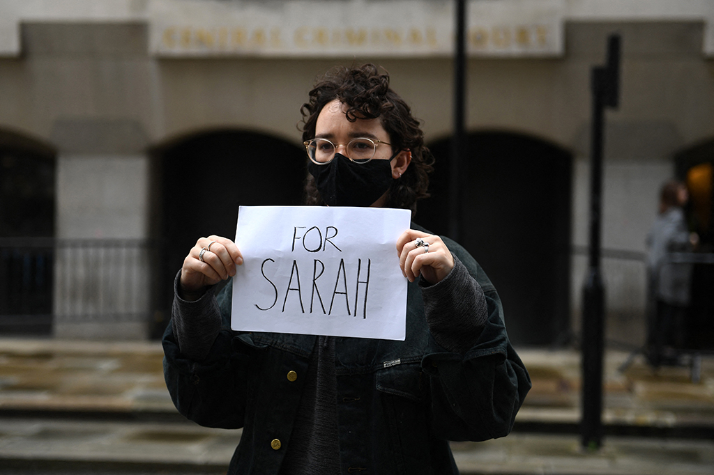 "Für Sarah": Vor dem Strafgericht Old Bailey am Donnerstag (Bild: Daniel Leal-Olivas/AFP)