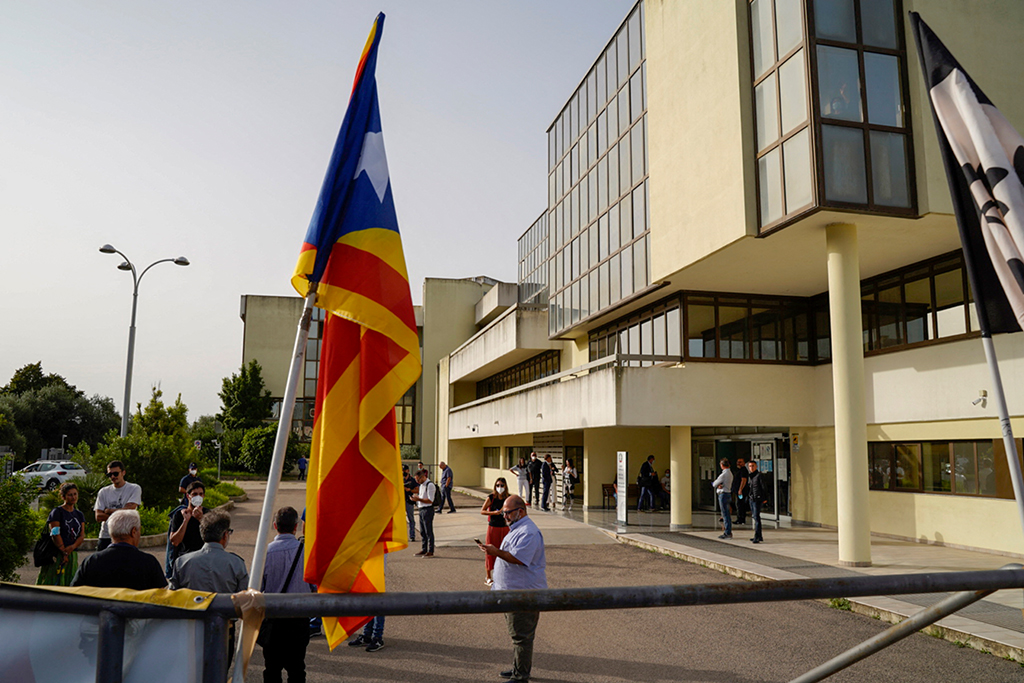 Die katalanische Flagge vor dem Berufungsgericht von Sassari, Sardinien (Bild: Gianni Biddau/AFP)
