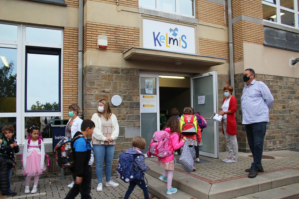 André Bulkaert (r) ist der neue Direktor der Gemeindeschule Kelmis (Bild: Michaela Brück/BRF)