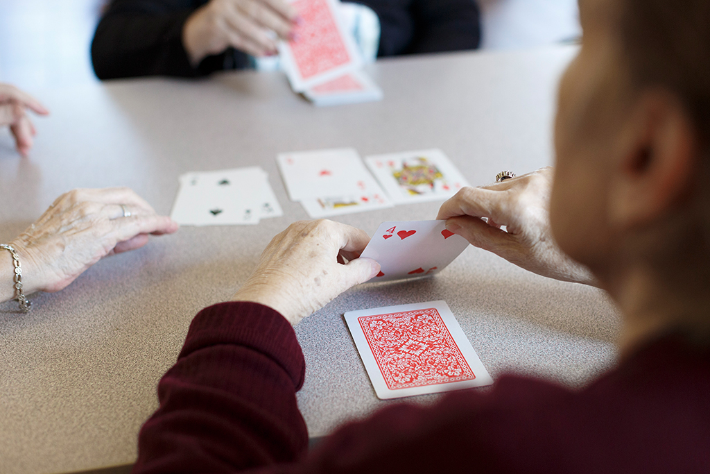 Senioren beim Kartenspiel (Bild: Maxime Anciaux/Belga)