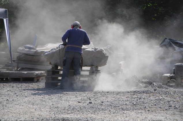 Internationale Bildhauer stellen in der Nähe des alten Steinbruchs Rotsch großformatige Blausteinskulpturen her (Bild: Chantal Scheuren/BRF)