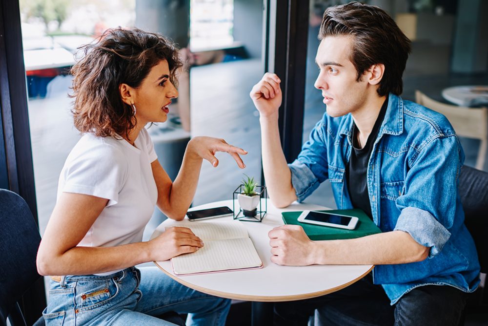 Menschen in Café bei einer Unterhaltung (© Bildagentur PantherMedia / GaudiLab)