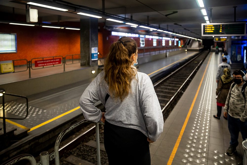 Aktionstag der Gewerkschaften: Warten auf die Bahn in Brüssel (Bild: Hatim Kaghat/Belga)