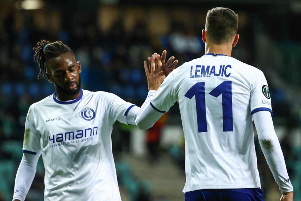 Conference League: Gent gewinnt 1:0 in Tallinn - Ilombe Mboyo und Darko Lemajic klatschen sich ab (Bild: David Pintens/Belga)